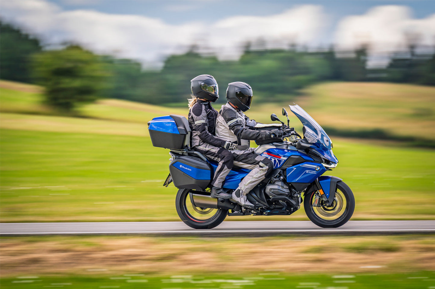 AKTIVKOMFORT passenger seat with seat heating Smart Plug & Play for the R 1300 RT - standard - black